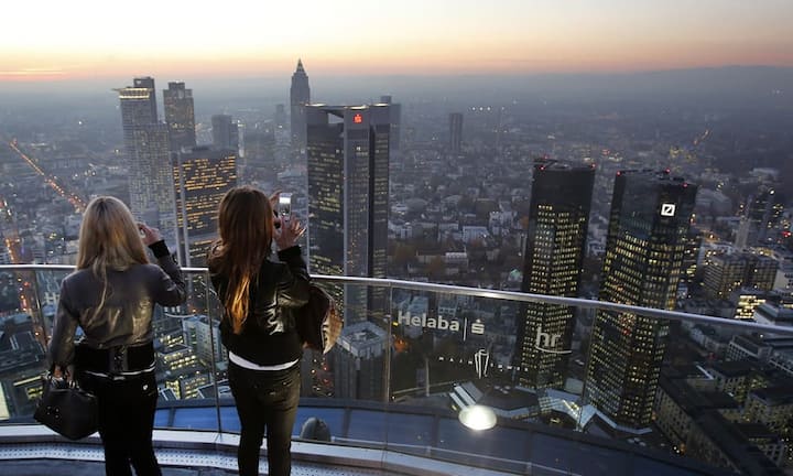 Platz 7: Frankfurt am Main
Frankfurt zählt zu den bedeutenden urbanen Zentren Deutschlands und ist die Bankenmetropole. Vielleicht werden die Frankfurter auch deshalb als unhöflich und gefühlskalt beschrieben. «Jeder schien kaltschnäuzig, ausser den Touristen» ist die Meinung der befragten Reisenden.