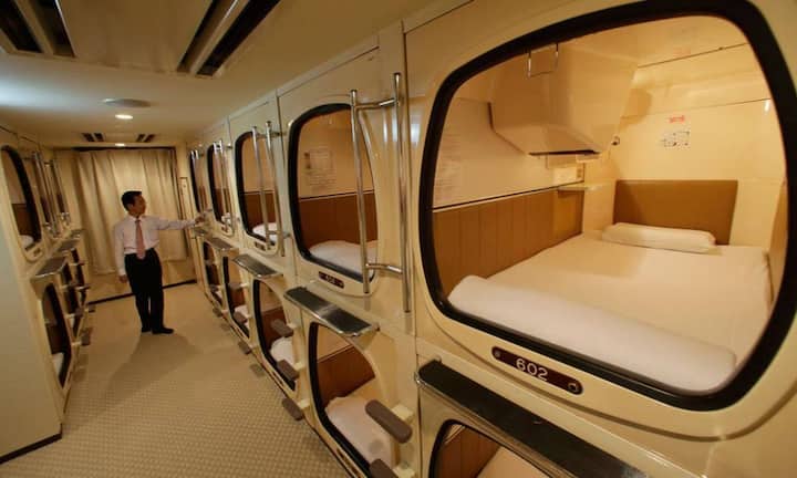 In den japanischen Kapsel-Hotels wird noch mehr Platz gespart. Diese Art der Übernachtung ist aber wohl nichts für Gäste mit Klaustrophobie.Keystone