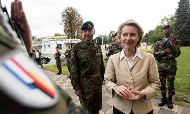 Ursula von der Leyen (CDU, 58): Die Ärztin ist schon so lange Ministerin wie Merkel Kanzlerin. Sie diente ihr je vier Jahren als Familien- und Arbeitsministerin, bevor sie 2013 das Verteidigungsressort übernahm. Wegen ihres Umgangs mit Bundeswehrskandalen wirkt die Tochter des früheren niedersächsischen Ministerpräsidenten Ernst Albrecht angeschlagen. Ihr wird Profilierung auf Kosten anderer vorgeworfen. Leyen möchte gern im Amt bleiben, doch hat sie in ihrer Partei einen schweren Stand.