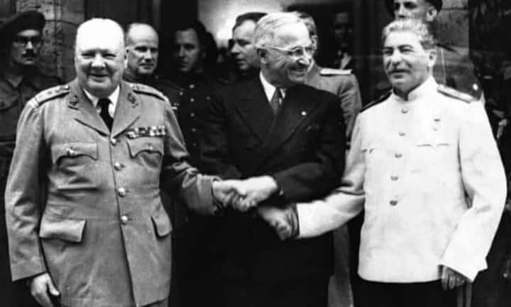 Nach dem Sieg gegen die Nazis wurde er unsterblich. Im Mai 1945 feierte er mit den Bürgern gemeinsam. «Es ist Euer Sieg», rief er den Menschen zu. «Es ist Ihrer», antwortete die Menge in einer Art kollektiven Umarmung des Staatenlenkers. Bild: Churchill, Truman und Stalin, 23. Juli 1945. Quelle: Keystone.