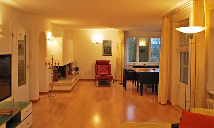 Der Innenausbau wurde den neuen Standards angepasst - erhalten blieb der besondere Grundriss mit vielen Details.