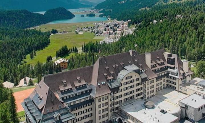 Rang 6: Suvretta House, St. Moritz. Unverändert auf dem 6. Rang liegt das Suvretta House. Wie ein Märchenschloss steht es inmitten der traumhaften hochalpinen Landschaft des Oberengadins. Ringsum ragen majestätisch die Gipfel der Berge in den Himmel.