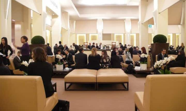 Die Palexpo-Halle in Genf wurde extra für den SIHH als Luxuseinkaufsmeile verkleidet. Die Ausstellungsfläche umfasst insgesamt 40'000 Quadratmeter.