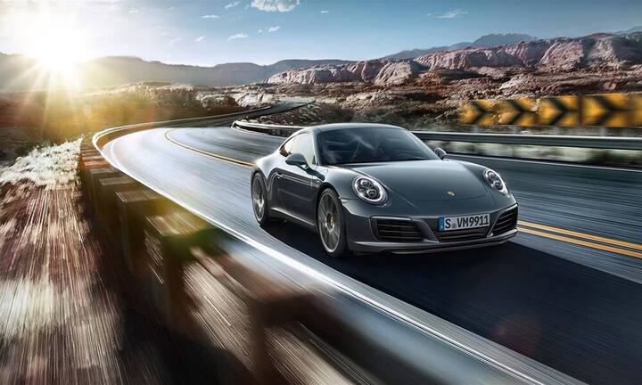 Porsche 911 CarreraDer Porsche wird agiler und schneller, dank einer neuen Hinterachslenkungsoption. Das neue Modell soll ausserdem über 20 PS mehr sowie neue Scheinwerfer verfügen und effizienter als der Vorgänger sein. Die Markteinführung ist nächsten März vorgesehen.