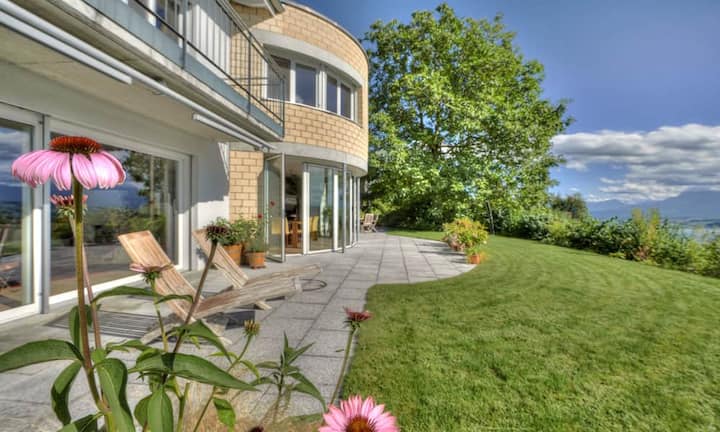 Das Haus liegt im Wohnquartier Eichberg. Die ganztägige Besonnung, die Ruhe und die Nebelfreiheit machen es begehrt.