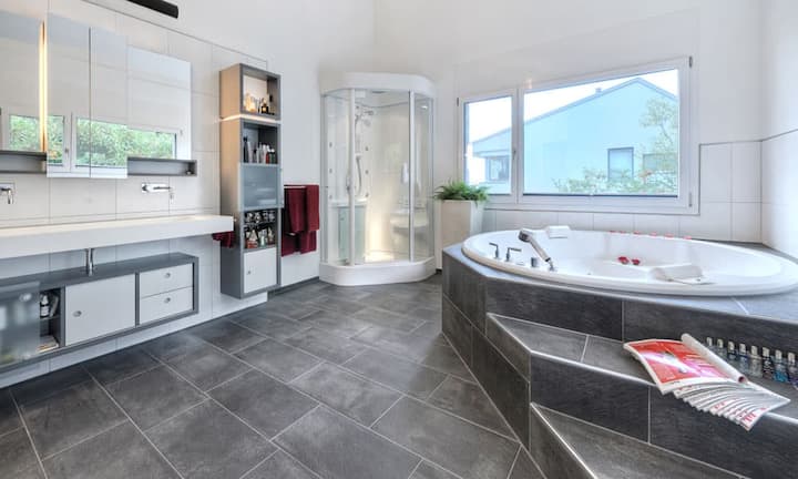 Im Obergeschoss befinden sich der Eingangsbereich, die vier Schlafräume und das grosszügige Badezimmer mit Sprudel-Badewanne und Wellness-Dusche.