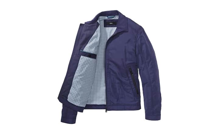 Elegant: Boss (Mann)Diese Outdoor-Jacke aus hochwertigem, wasserdichtem Material hat einen Umlegekragen mit kleinem Metall-Logo am Nacken. Innen ist sie kariert und hat zwei weitere Taschen. Preis 499 Franken