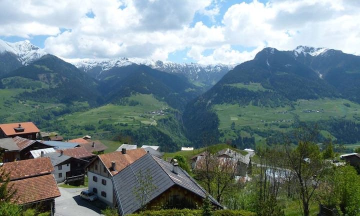 Das «Schlössli» befindet sich zentral im Dorfkern und grenzt dennoch an die Landwirtschaftszone mit Aussicht aufs Bergpanorama.