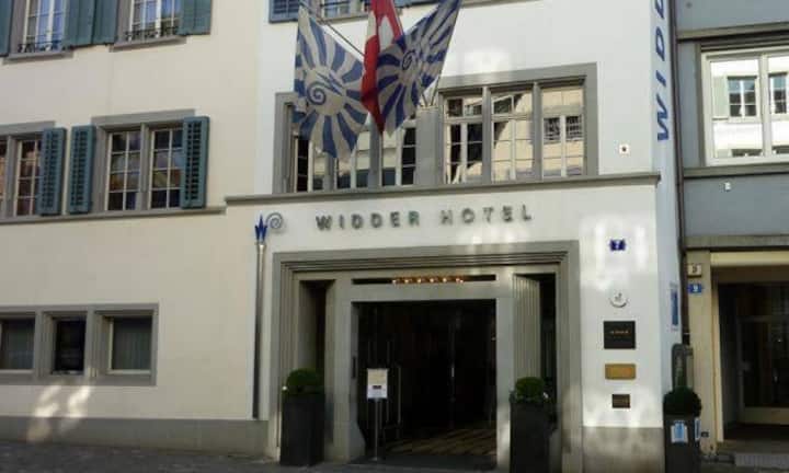 Platz 5 (Vorjahr: 4): Widder Hotel, ZürichDas Widder Hotel verkörpert die Quintessenz von Zürich besser als jedes andere Hotel der Stadt. Zeitlos modernes Design trifft auf mittelalterliche Mauern, lustvolle Crossover-Cuisine auf lokale Spezialitäten, cooler Live-Jazz auf klassische Schweizer Gastfreundschaft. Das Direktionspaar Jan und Regula Brucker ist genau im Detail und entspannt in der Haltung. Und die beiden wirken enorm anregend und ermutigend sowohl für Gäste wie für Mitarbeiter.