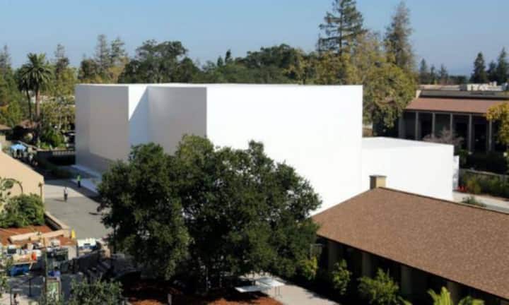 Apple-Chef Tim Cook hat extra ein Haus bauen lassen für die Präsentation: In dem weissen Kubus in Cupertino, Kalifornien, wurden ab 19 Uhr Schweizer Zeit die neuen Apple-Produkte präsentiert. Keystone