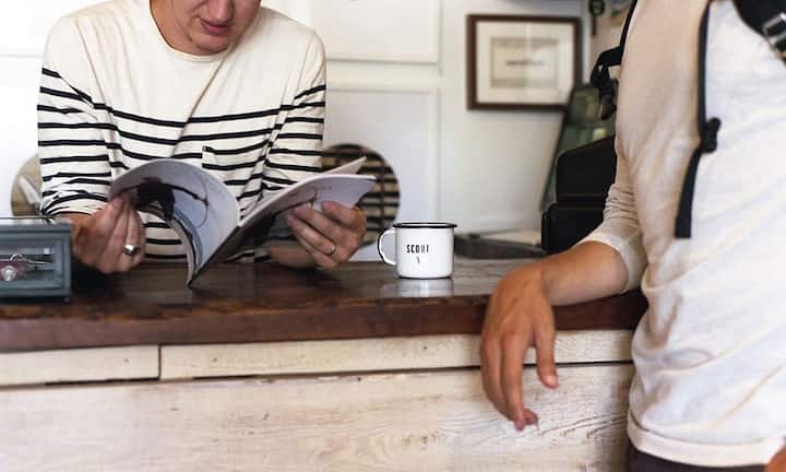 10. Ins Büro kommt man um zu arbeiten, nicht um Pausen zu machen oder um zu schlafenSchon lange ist bekannt, dass Pausen für die Aufrechterhaltung der Leistung elementar sind. Dabei sind häufige Kurzpausen günstiger als wenige längere Pausen. Zudem zeigen Forschungsbefunde, dass Powernapping im Büro positive Wirkungen auf Erholung und Arbeitsleistung hat. Die ideale Dauer von Schlafpausen liegt bei 10 bis 30 Minuten und erfordert eine entsprechende Umgebung.