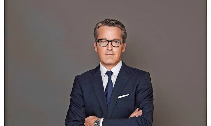 Werner DirksGeneral Manager Schweiz La Prairie GroupSeit 13 Jahren ist Dirks Schweiz-Chef der Luxusmarke La Prairie und verkauft Crèmes für mehrere hundert Franken pro Tiegel. La Prairie hat den Ursprung in der gleichnamigen Klinik in Montreux und gilt als hochinnovativ in Sachen Anti-Aging. Hierzulande gehören die Versprechen zeitloser Schönheit zu den Topsellern unter den teuersten Crèmes.