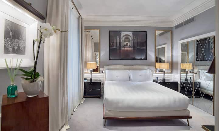 Platz 7 (Vorjahr: 26): J.K. Place Roma, RomErstmals unter den Top 10 der internationalen Stadthotels und 19 Ränge besser als im Vorjahr: Das J.K. Place Roma hat die Atmosphäre eines diskreten Clubs und vermittelt das Gefühl, zu Besuch bei einem wohlhabenden Freund zu sein. Der italienisch-israelische Besitzer Ori Kafri liess konsequent alles weg, was an ein Hotel erinnert.