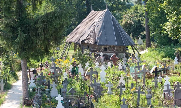 Holzkirchen in Süd-Transsilvanien und der nördlichen Kleinen Walachei, Rumänien: Trotz ihrer Bedeutung sind viele dieser Kirchen während der vergangenen Jahrzehnte vernachlässigt worden. Das liegt einmal an der geringen Raumkapazität, aber auch an dem Mangel an Annehmlichkeiten. Diese Kirchen befinden sich heute in einem schlechten Zustand. Einige von ihnen wurden zu Friedhofskapellen, andere sind bedroht durch falsche Restaurierungsmassnahmen.Pro Patrimonio Foundation