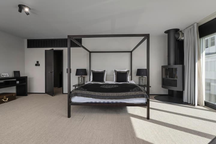 Im Schlafzimmer gibts ein Cheminée für die kuschligen Momente im Leben.
