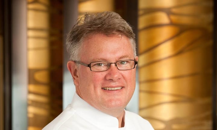 Geboren in Singapur, lebt Gray Kunz heute in Hongkong. Richtig bekannt wurde er in New York, wo er im Restaurant Lespinasse im Hotel St. Regis als einer der Ersten klassische französische Kochkunst mit asiatischen Zutaten aufmischte und dafür mit Höchstlob überschüttet wurde. Nachdem er in New York ein erstes Café Gray eröffnet hatte, folgte im Oktober 2009 das Café Gray Deluxe im schicken Hotel The Upper House Hong Kong.