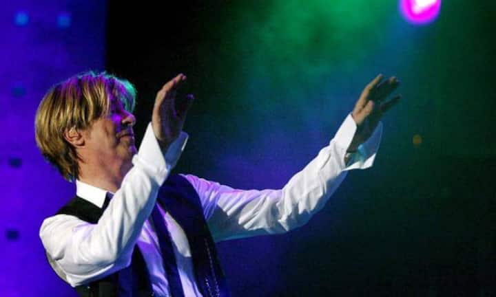 Selbst im Finanzgeschäft übte er sich: 1997 war Bowie der erste Künstler, der eigene Anleihen – die «Bowie Bonds» – auf den Markt brachte. Damit konnten Anleger auf zukünftige Einnahmen des Rockstars setzen.