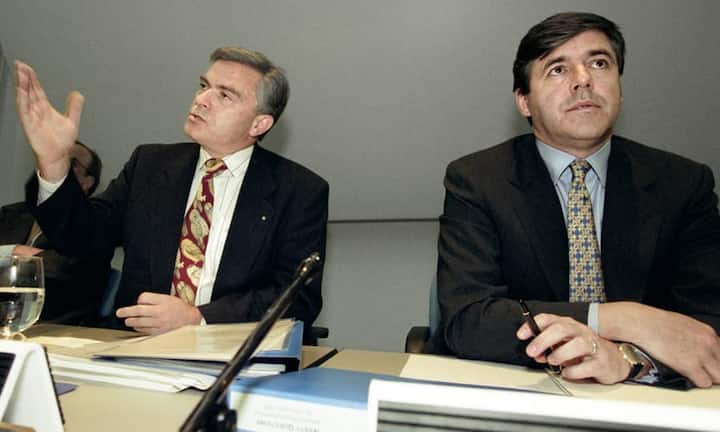 Ackermann (r.) begann seine Karriere bei der Schweizerischen Kreditanstalt (heute Credit Suisse) - hier zu sehen als Präsident der Generaldirektion 1995. Im folgenden Jahr verliess Ackermann die Credit Suisse und wechselte zur ...