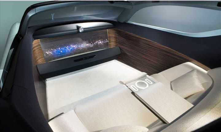 Hier kümmert sich eine virtuelle Assistentin namens Eleanor um alle Belange der Fahrgäste. Benannt ist diese nach Eleanor Thornton, der Frau, die die Kühlerfigur der Rolls-Royce-Fahrzeuge inspirierte.