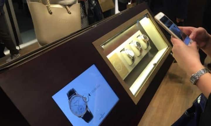 Frédérique Constant aus Genf punktet mit einer Smartwatch im Kleid einer Luxusuhr.