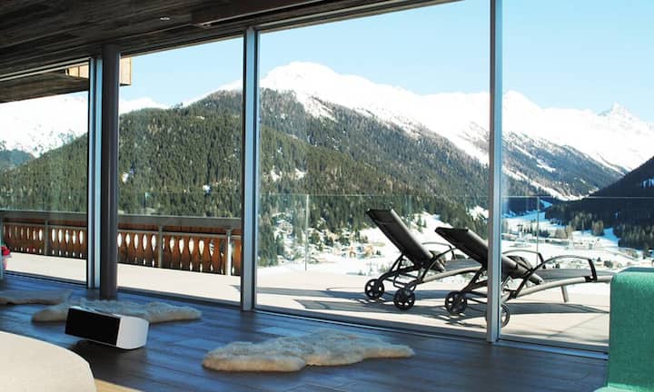 Eines ist klar: Dieses Chalet in Davos Dorf bietet einen atemberaubenden Blick auf das Bergpanorama - dank riesiger Fenster.