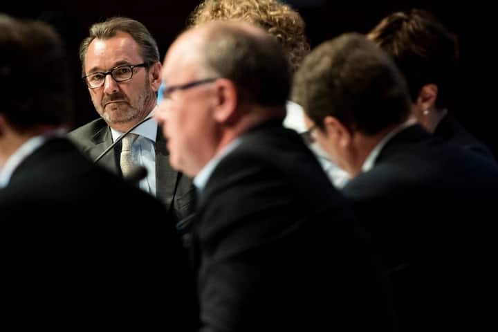 Raymond Loretan, gauche, president du groupe de cliniques Swiss Medical Network, et Pierre-Yves Maillard, centre, Conseiller d'Etat vaudois, parlent pendant un debat lors de la 13eme edition du Forum des 100, organise jadis par l'Hebdo et maintenant par Le Temps sur le theme "La sante dans tous ses etats" ce jeudi 11 mai 2017 sur le site de l'Universite, UNIL, a Lausanne. (KEYSTONE/Jean-Christophe Bott)