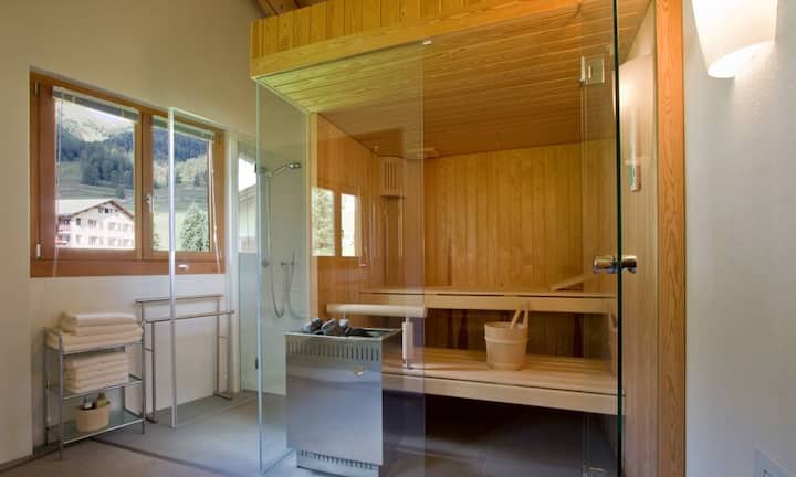 Nach einem langen Tag auf der Piste kann man sich im privaten Wellnessbereich mit Sauna entspannen.