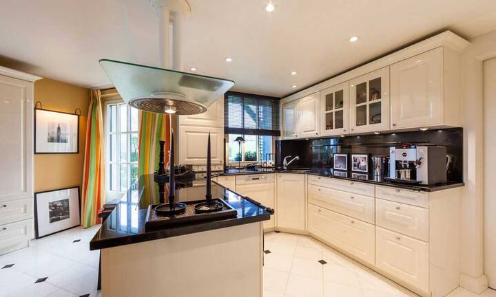 Für angenehme Temperaturen sorgt die Klimaanlage, die über die Fussbodenheizung gesteuert werden kann. Mit dem Hausleitsystem kann die Heizung wiederrum über den PC bedient werden.