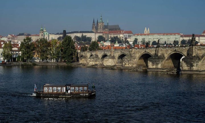 Die Top-Destinationen weltweit hat Mastercard in einer Studie verglichen und eine Rangliste erstellt. Das sind die 20 meistbesuchten:Rang 20: PragBesucherzahl 2016: 5.81 Millionen*
Die Angaben wurden auf das Gesamtjahr berechnet.