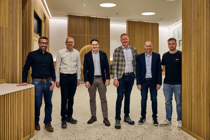 Raphael Reusser (l.), Michael Kurt (2. v. r.) und Stephan Zwahlen (r.) von der ISP während der Klinikbegehung mit Robert Itschner, CEO der BKW (2. v. l.), und Abel Müller-Hübenthal (3. v. l.), Direktor Immobilien und Betrieb am Inselspital. Ebenfalls dabei: Frédéric Palli von der BKW Building Solutions.