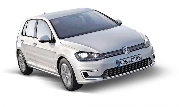 Volkswagen e-Golf: Mit maximal 85 kW und 270 Nm ist der 1450 Kilo schwere, 4,20 Meter lange Kompakt- wagen 140 km/h schnell; er kommt mit vollen Lithium-Ionen- Zellen bis zu 190 Kilometer weit und ist in sechs bis acht Stunden (Wallbox) oder 30 Minuten (Gleichstrom) wieder startklar.Bilder PR