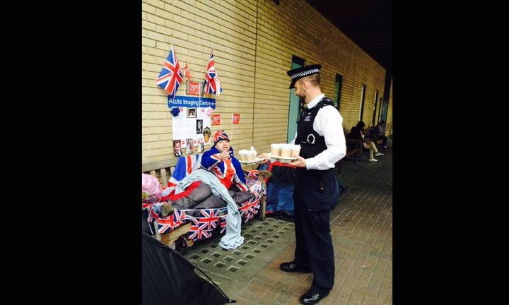 Für die wartenden Fans, die Tag und Nacht vor dem Krankenhaus campieren, verteilt die Polizei Kaffee am Morgen.Twitter