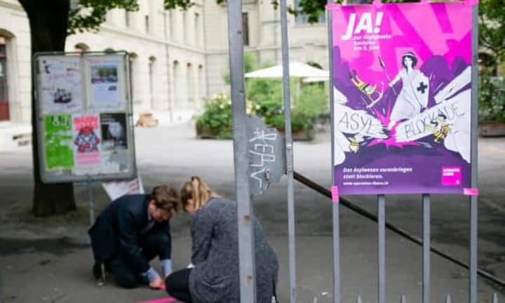 Vorbereitung für das gemeinsame «Public Politics Viewing» der Operation Libero. Dort hat man die Entwicklungen des Sonntags verfolgt.