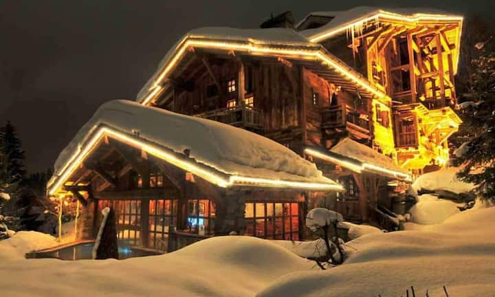 Chalet Titania in Megève Frankreich - 242'000 Franken pro Woche:25 Gäste haben Platz im Chalet, das hoch oben über dem historischen Megève versteckt liegt. Es bietet mit Kino, Bibliothek, Weinkeller, Schwimmbad, Kletterwand und Wellnessbad alles, was das Herz begehrt – inklusive Chefkoch und Butler.