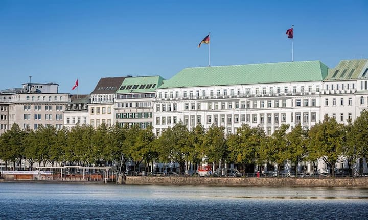 Der saudische König Salman und sein Sohn, Kronprinz Mohammed bin Salman, kommen kurzfristig nicht mehr zum G20-Gipfel nach Hamburg - und das obwohl sie Berichten zufolge bereits das komplette Luxushotel «Vier Jahreszeiten» für sich gebucht hatten. Demnach hatten sich die Saudis sämtliche 156 Zimmer und Suiten gesichert - plus Räume in zwei weiteren Hotels der Stadt.PR