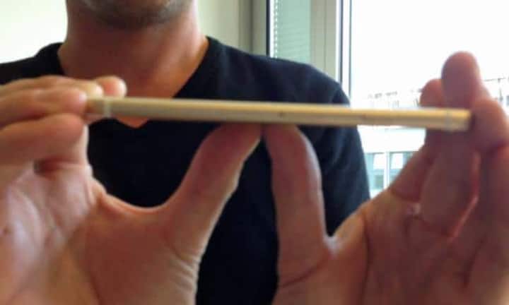 Nutzer klagen bereits darüber, dass sich das kleinere iPhone 6 in der Hosentasche verbiegen kann. Wir machten Biege-Test: Das Smartphone lässt sich nicht so einfach biegen, wie es heisst. Da bräuchte es schon recht viel Druck.Bilder: handelszeitung.ch