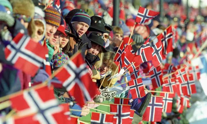 Platz 13: Norwegen Norwegen und seine skandinavischen Gegenstücke, kommen bei den weltweiten Lebensqualitätsrankings immer ganz gut weg, nicht zuletzt wegen der Gesundheit seiner Einwohner. Das Gesundheitssystem ist für Kinder unter 16 Jahren kostenlos, Erwachsene müssen aber dafür bezahlen. Das Land gibt mehr Geld pro Person für die Gesundheitsversorgung aus, als jedes andere Land auf der Welt.