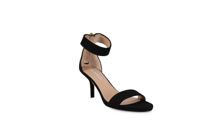 Elegant:  Pura Lopez  Diese Sandalette aus schwarzem Leder mit einem bis zum Knöchel reichenden Schaft ist an den Zehen offen und wird durch einen breiten Riemen an den Fesseln gehalten. Durch den mittelhohen Absatz elegant und trotzdem praktisch. Preis 279 Franken