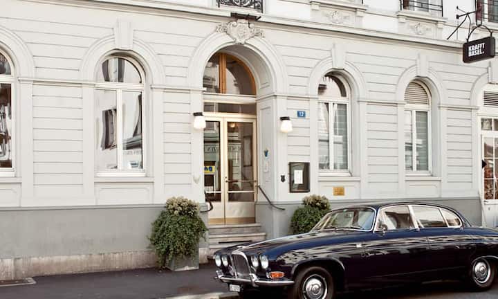 Rang 1: Kraft Basel, Basel. Das Schweizer Vorzeigebeispiel eines lokal verwurzelten Hotels, das sein Stadtviertel massgeblich prägt und Einheimischen wie Hotelgästen als erweitertes Wohnzimmer dient. Wie im Vorjahr Platz 1 im BILANZ-Hotel-Rating.Hier gehts zur vollständigen Liste des 18. BILANZ-Hotel-Ratings
Bilder: PR