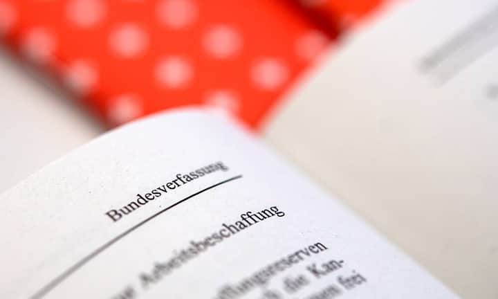 Zur Erhöhung der Mehrwertsteuer muss die Verfassung geändert werden. Weil die Räte die Verfassungsänderung und die Gesetzesreform verknüpft haben, muss das Volk beiden Vorlagen zustimmen. Die Mehrwertsteuererhöhung muss zusätzlich das Ständemehr schaffen.Bilder: Keystone