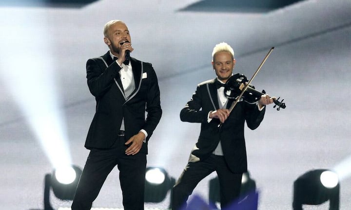 Zwischen die zwei jungen Musiker schiebt sich SunStroke Project aus Moldawien mit «Hey Mamma».