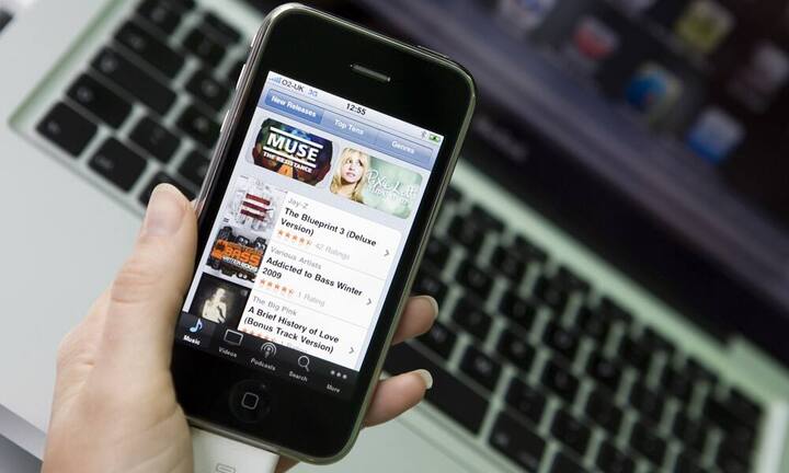 Wer gar keine Zeit hat vom PC aufzustehen, dem hilft vielleicht schon Musik. Denn: Musik führt zur Zerstreuung der Gedanken, was wiederum dazu führt, dass sich die Muskeln entspannen und das Stress-Level sinkt.Bilder: Keystone/PR