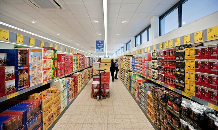 Aldis Kennzeichen: Karg ausgestattete Märkte, die wenig farbenfroh sind und seltener Impulskäufe auslösen, weil die Markenartikel nicht so dicht verteilt sind. Zwar legt Aldi hier zu, doch der Anteil an Eigenmarken soll bei 90 Prozent bleiben.