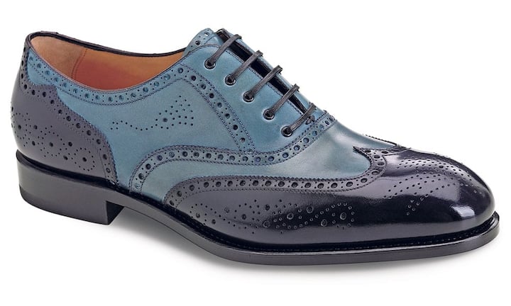 Salvatore Ferragamo: Etwas für den modebewussten Mann sind die blauen Schnürschuhe im Brogue-Stil von Salvatore Ferragamo. Gebleichtes Leder wird mit glänzendem kombiniert. Passend dazu die filigrane Lochverzierung. Preis 2115 Franken