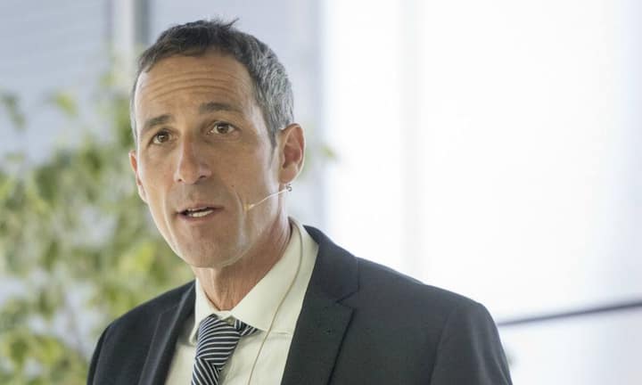 Christoph ToniniCEO TamediaDer «Medienmanager des Jahres» heisst Christoph Tonini. Der Tamedia-CEO wird vom Magazin «Schweizer Journalist» für seinen «erfolgreichen Vorstoss in neue, digitale Geschäftsfelder» gekürt – wohl zu Recht: Jeden zweiten Franken verdient Tamedia heute im elektronischen Geschäft, der Wandel zum onlinebasierten Unternehmen läuft gut.