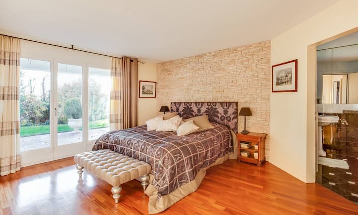 Eines von insgesamt sechs Schlafzimmern.