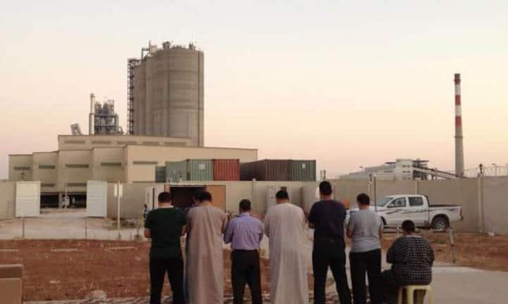 Hier sind Angestellte der Fabrik beim Gebet zu sehen.