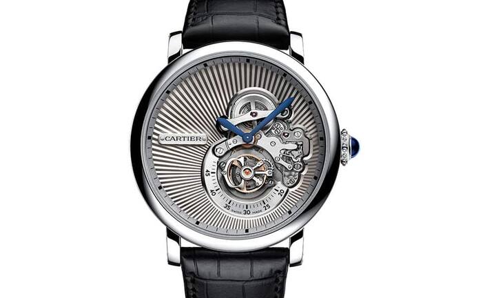 Neu ist auch die Rotonde de Cartier Tourbillon Lové von Cartier. Ihr Merkmal: Die feinen gravierten Linien auf dem Zifferblatt.