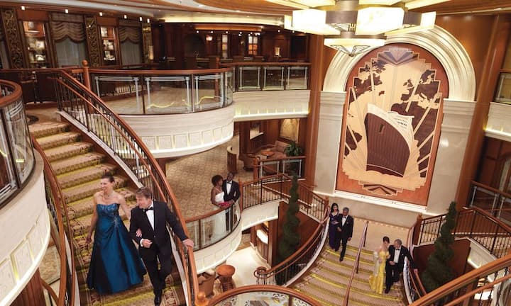 Platz 9: Erste Klasse auf der Queen Elizabeth Die Queen Elizabeth der britischen Cunard Line unternimmt im Mai 2015 eine viertägige Kreuzfahrt ab/bis Hamburg. Da sich die Suiten in einem separaten Luxus-Bereich befinden, schnuppern deren Gäste höchsten Komfort inklusive Concierge-Service – ab 480 Euro pro Nacht. Cunard Line