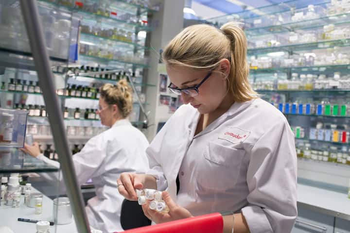 Frankreich, Paris, Givaudan, Hersteller von Aromen und Duftstoffen, Fine Fragrance-Abteilung, Parfumherstellung, Labortechniker bereiten [von Parfumeuren in Auftrag gegebene] Duefte vor, Europa, 01.12.2015 Engl.: France, Paris, Givaudan, Fine Fragrance departement, technicians prepare the various preparations in lab, [which are ordered by the perfumers], Europe, 01.12.2015